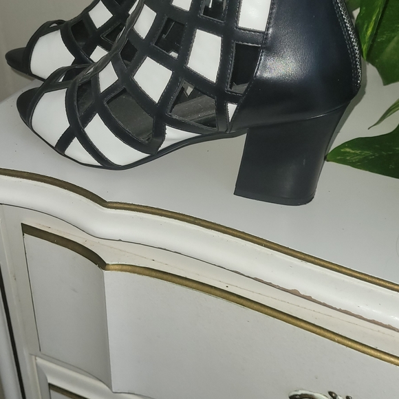 12M Sandles - Picture 2 of 3